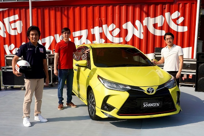 Direktur Marketing PT Toyota-Astra Motor, Anton Jimmi Suwandy (tengah) dan Kazunori Minamide (kanan) bersama pembalap nasional, Demas Agil (kiri), saat launching New Yaris di Jakarta, Selasa, (8/9/2020). Foto IST